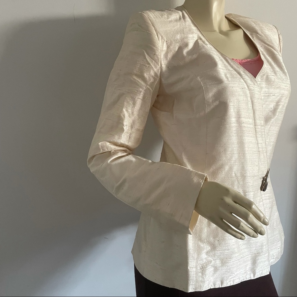 Vintage Annie Reva for Bugatchi Silk blazer with shoulder pads. Cream. Size 8
